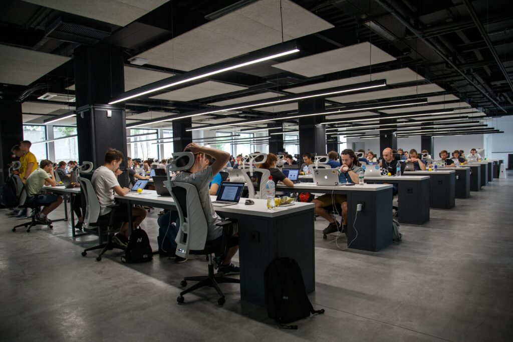 veel collega's samenwerken open kantoren macbook Windows 10